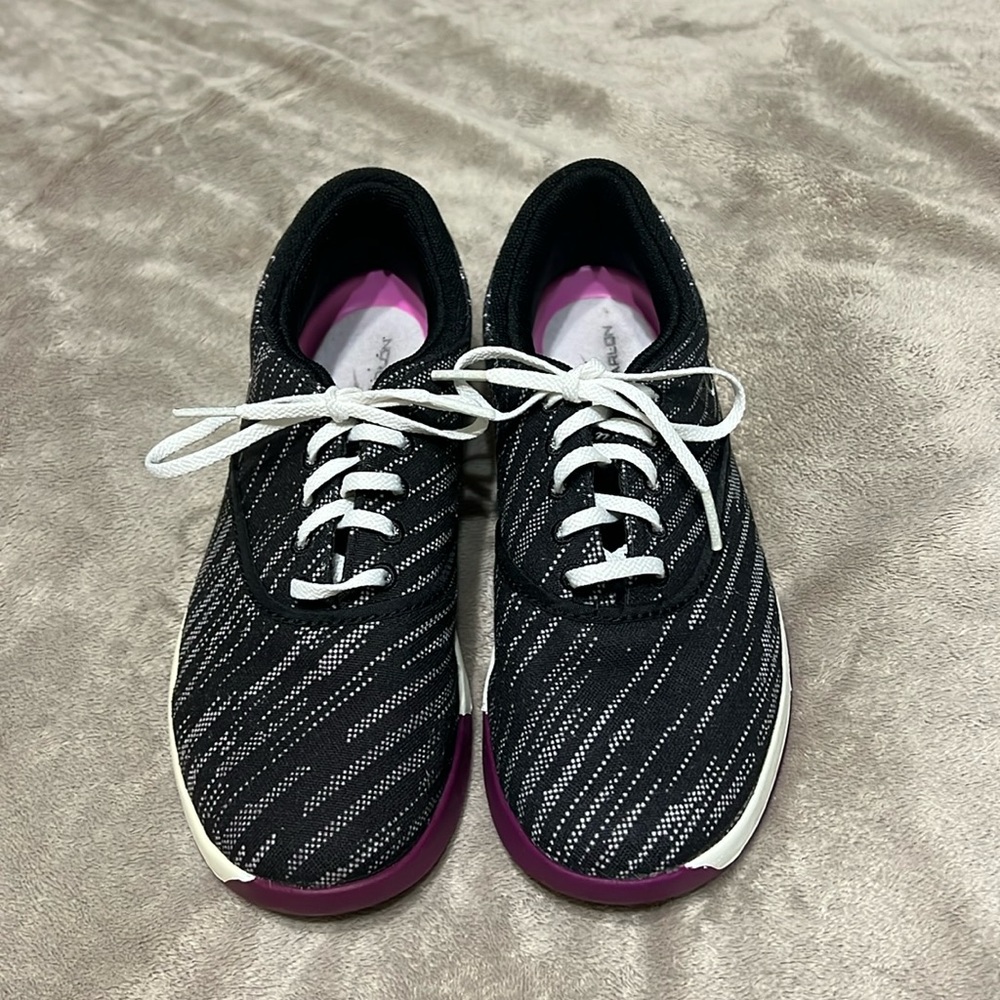 Women’s Nike golf shoes good condition only worn a few times! Very comfortable!!
